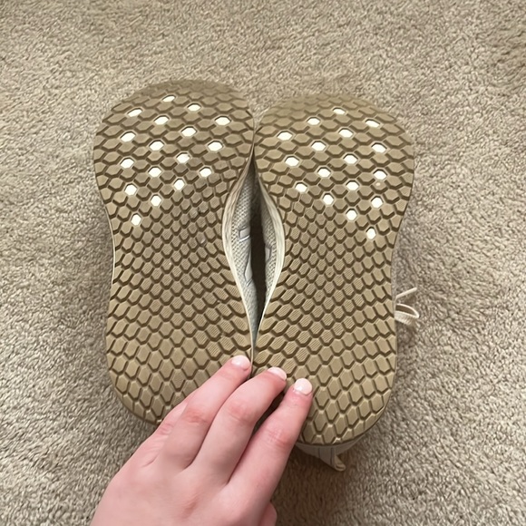 Women’s Cream New Balance Sneaker Size 9.5 - Picture 5 of 8